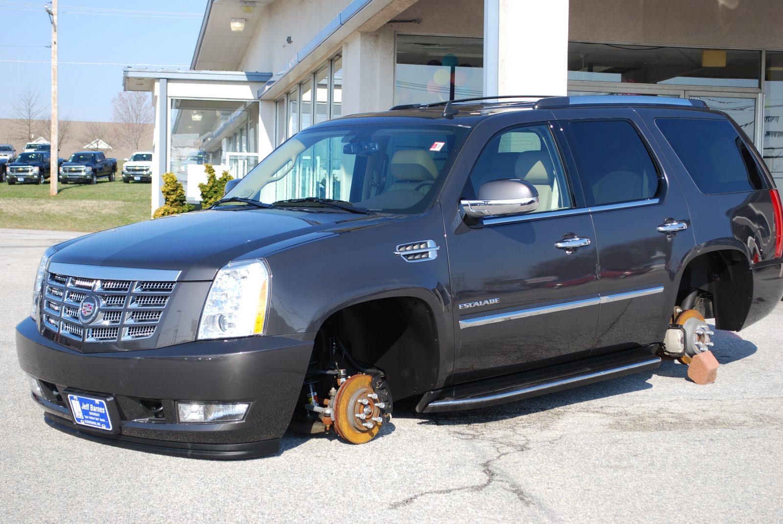 Эскалейд на кирпичах